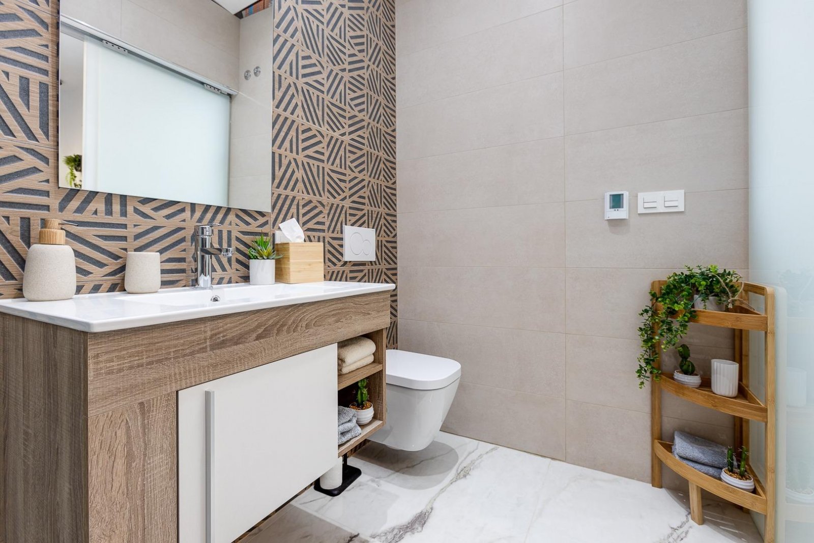 In der prestigeträchtigen Gegend von Ciudad Quesada gelegen, bietet dieses freistehende Chalet ein exklusives Wohnerlebnis. Entworfen für diejenigen,