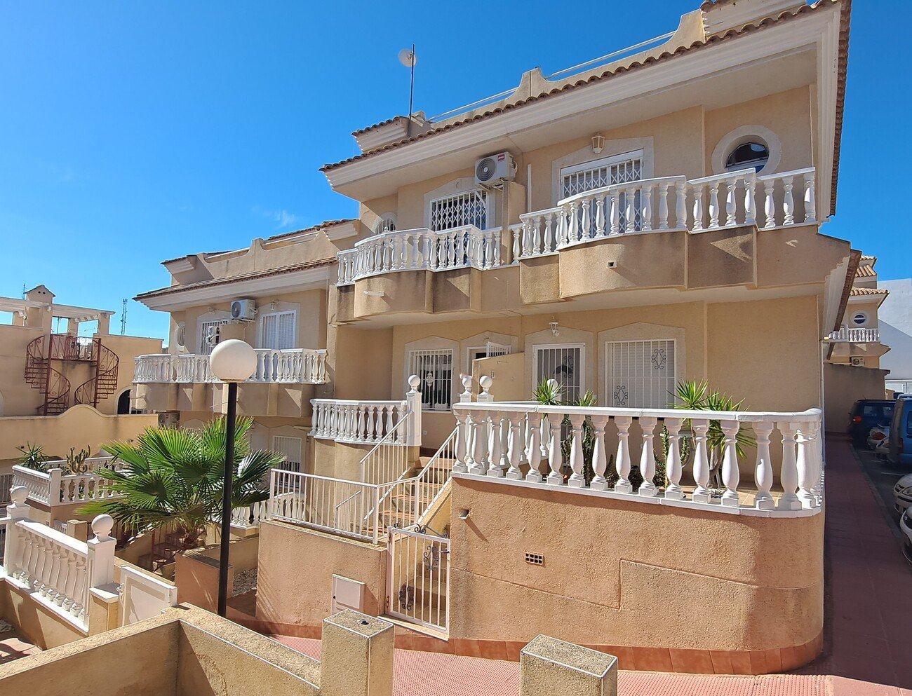 This fabulous renovated 2-bedroom townhouse is ideally situated in the popular Florida Golf community of Villamartin. The property enjoys plenty of