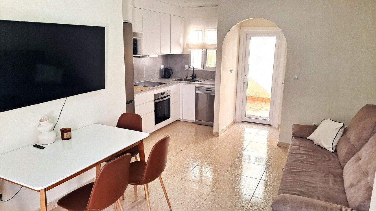 This fabulous renovated 2-bedroom townhouse is ideally situated in the popular Florida Golf community of Villamartin. The property enjoys plenty of
