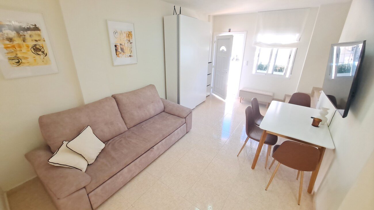 This fabulous renovated 2-bedroom townhouse is ideally situated in the popular Florida Golf community of Villamartin. The property enjoys plenty of