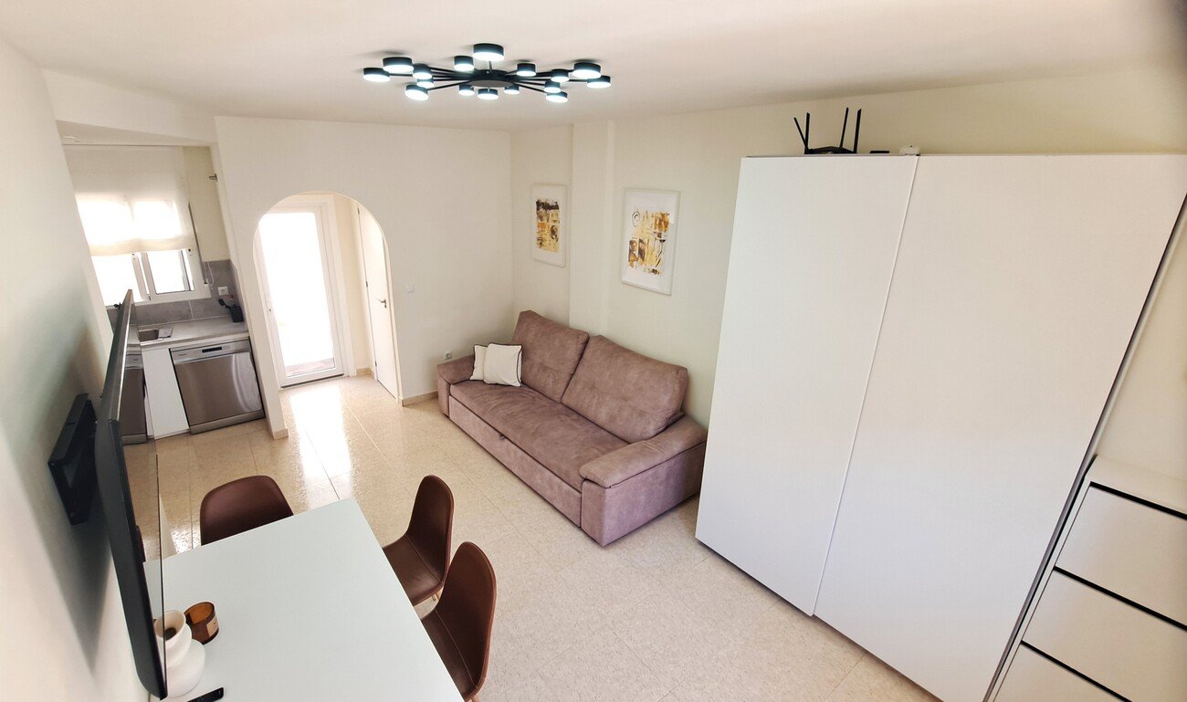 This fabulous renovated 2-bedroom townhouse is ideally situated in the popular Florida Golf community of Villamartin. The property enjoys plenty of