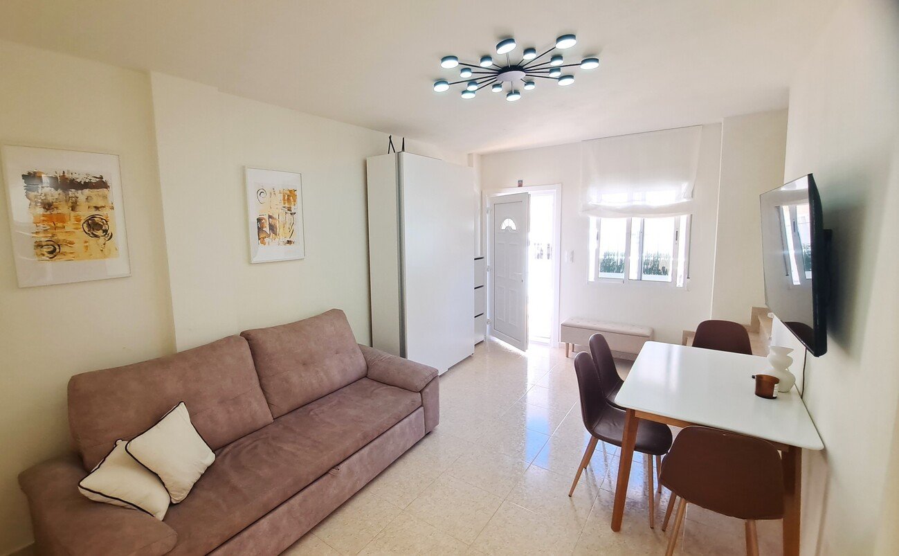 This fabulous renovated 2-bedroom townhouse is ideally situated in the popular Florida Golf community of Villamartin. The property enjoys plenty of