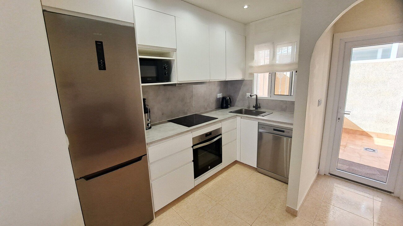 This fabulous renovated 2-bedroom townhouse is ideally situated in the popular Florida Golf community of Villamartin. The property enjoys plenty of