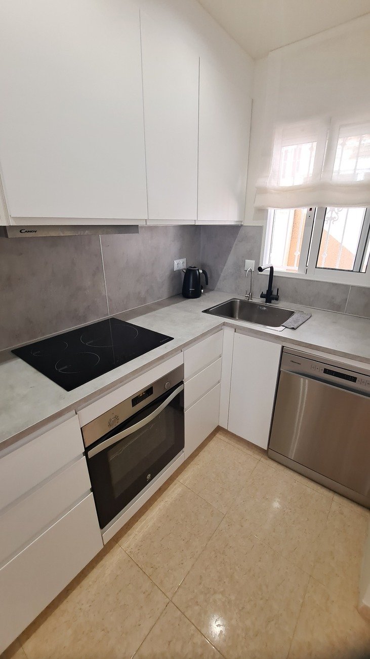 This fabulous renovated 2-bedroom townhouse is ideally situated in the popular Florida Golf community of Villamartin. The property enjoys plenty of