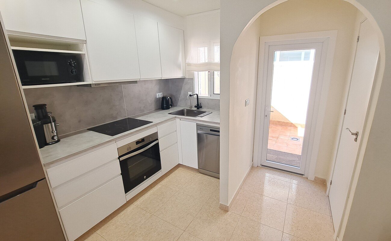 This fabulous renovated 2-bedroom townhouse is ideally situated in the popular Florida Golf community of Villamartin. The property enjoys plenty of