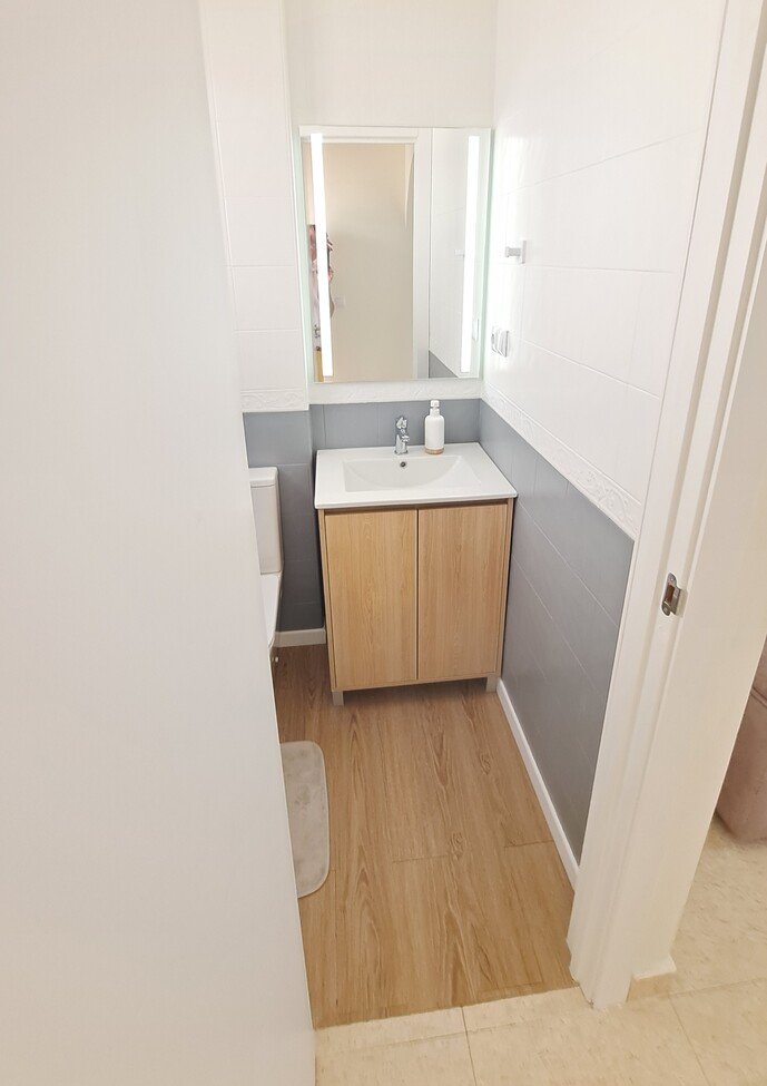 This fabulous renovated 2-bedroom townhouse is ideally situated in the popular Florida Golf community of Villamartin. The property enjoys plenty of