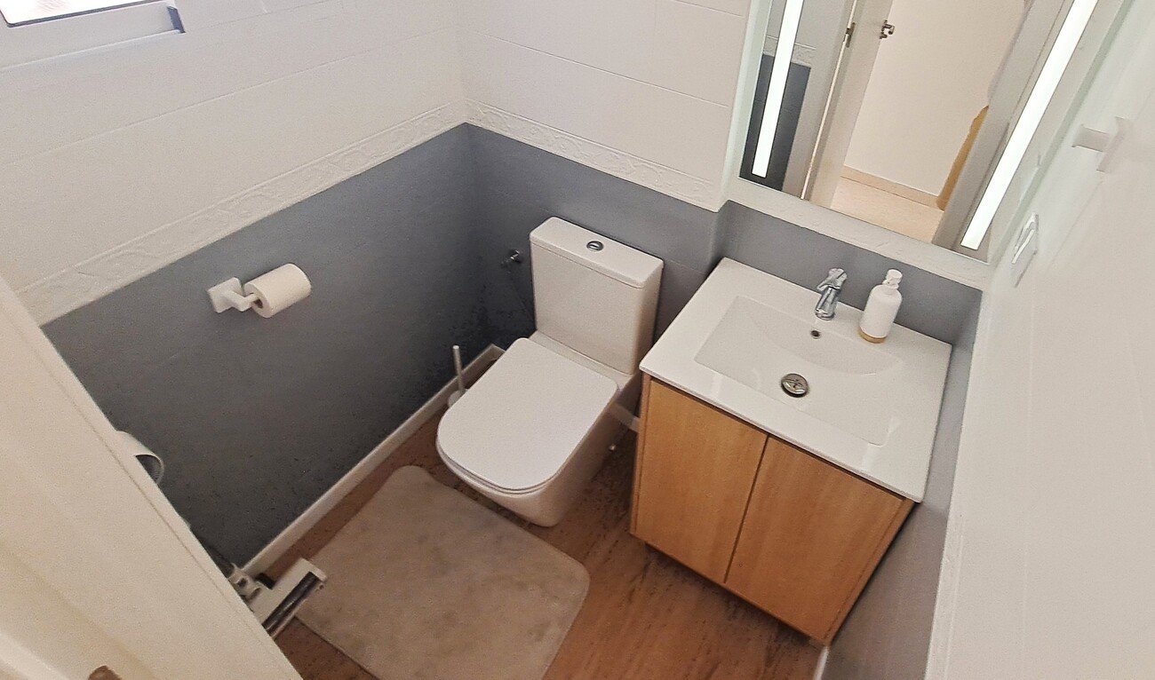 This fabulous renovated 2-bedroom townhouse is ideally situated in the popular Florida Golf community of Villamartin. The property enjoys plenty of
