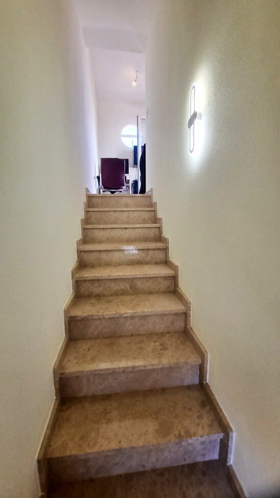 This fabulous renovated 2-bedroom townhouse is ideally situated in the popular Florida Golf community of Villamartin. The property enjoys plenty of