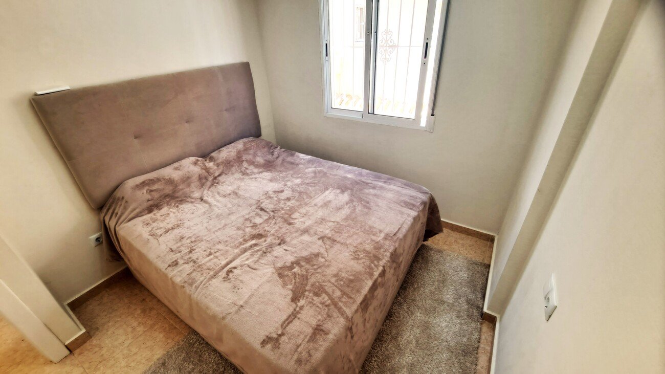 This fabulous renovated 2-bedroom townhouse is ideally situated in the popular Florida Golf community of Villamartin. The property enjoys plenty of