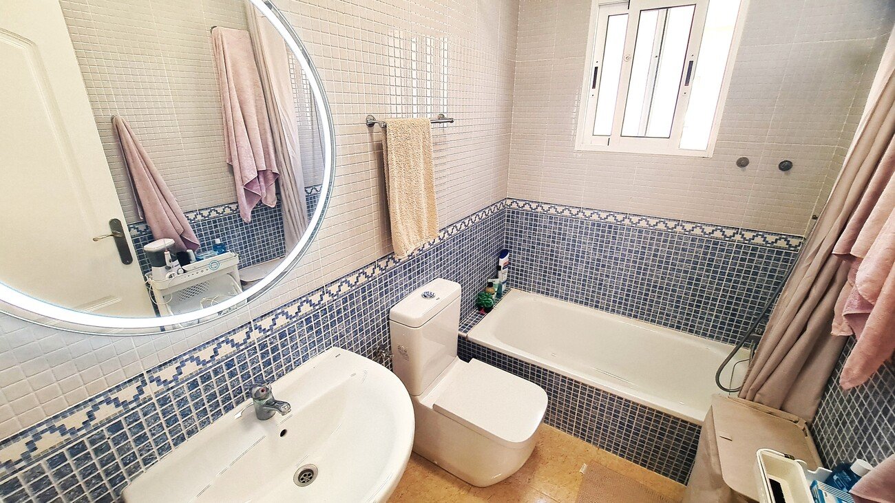 This fabulous renovated 2-bedroom townhouse is ideally situated in the popular Florida Golf community of Villamartin. The property enjoys plenty of