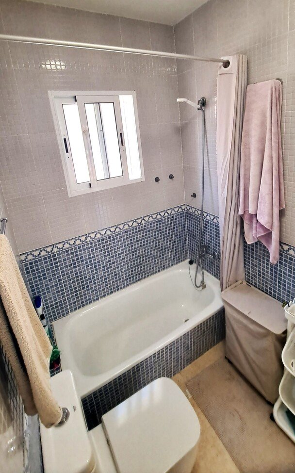This fabulous renovated 2-bedroom townhouse is ideally situated in the popular Florida Golf community of Villamartin. The property enjoys plenty of