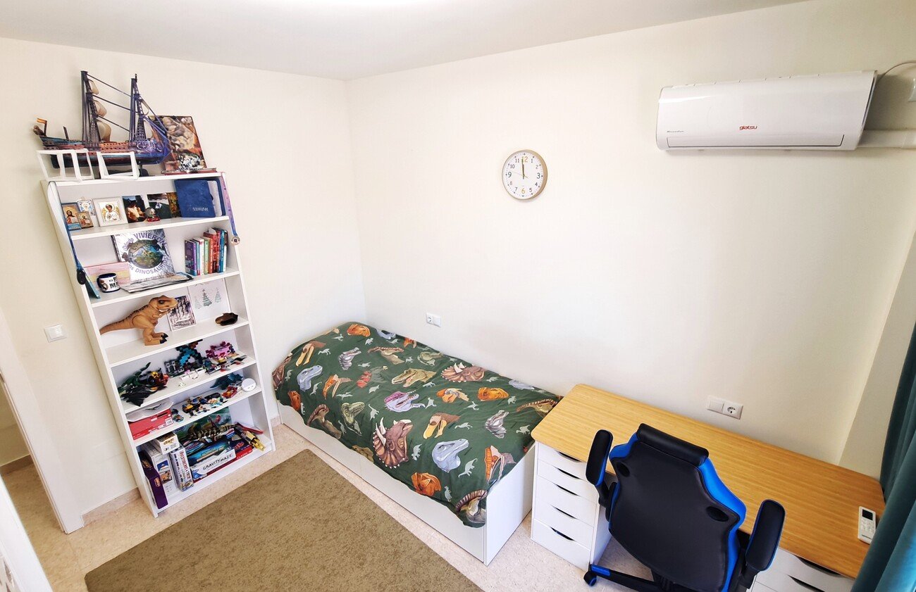 This fabulous renovated 2-bedroom townhouse is ideally situated in the popular Florida Golf community of Villamartin. The property enjoys plenty of