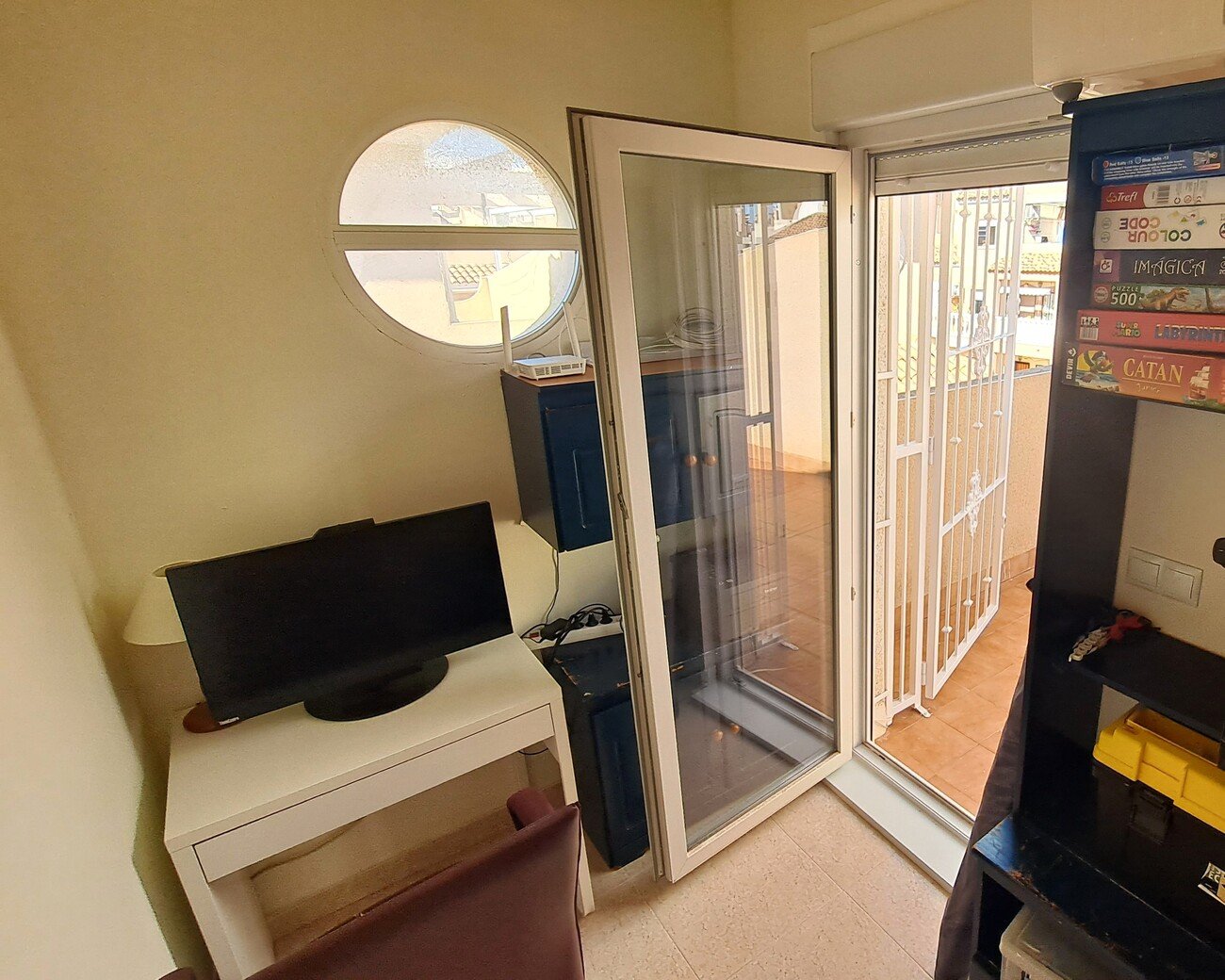 This fabulous renovated 2-bedroom townhouse is ideally situated in the popular Florida Golf community of Villamartin. The property enjoys plenty of