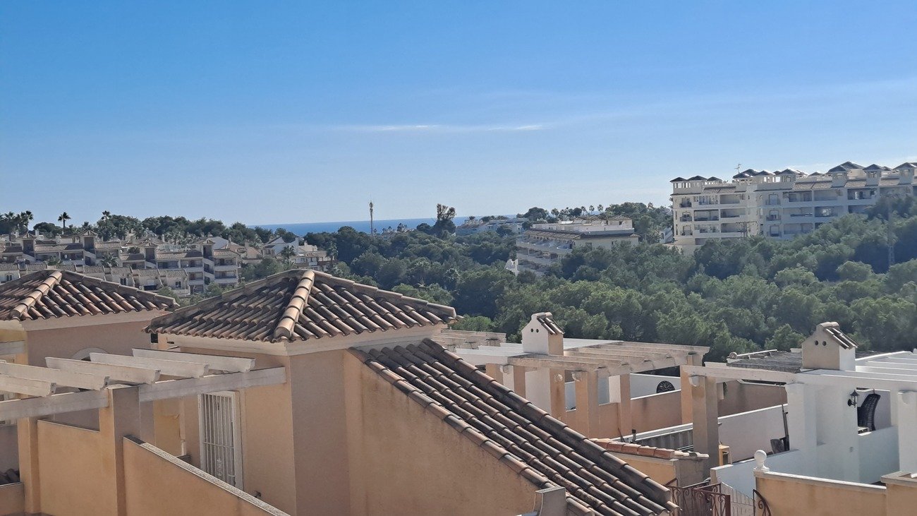 This fabulous renovated 2-bedroom townhouse is ideally situated in the popular Florida Golf community of Villamartin. The property enjoys plenty of
