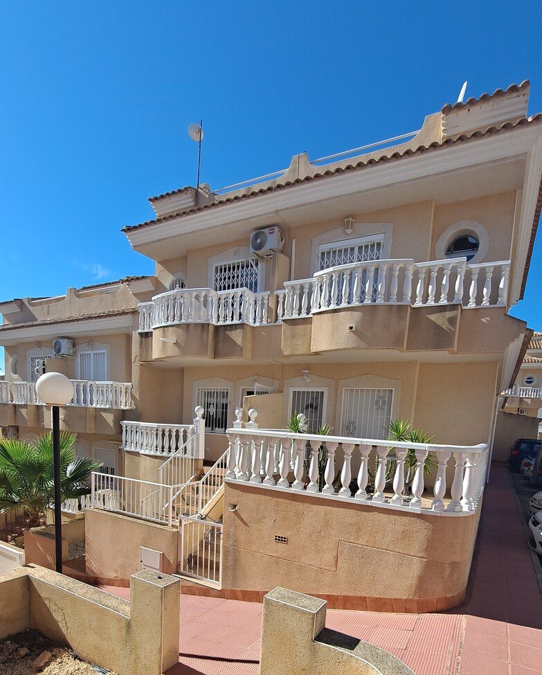 This fabulous renovated 2-bedroom townhouse is ideally situated in the popular Florida Golf community of Villamartin. The property enjoys plenty of