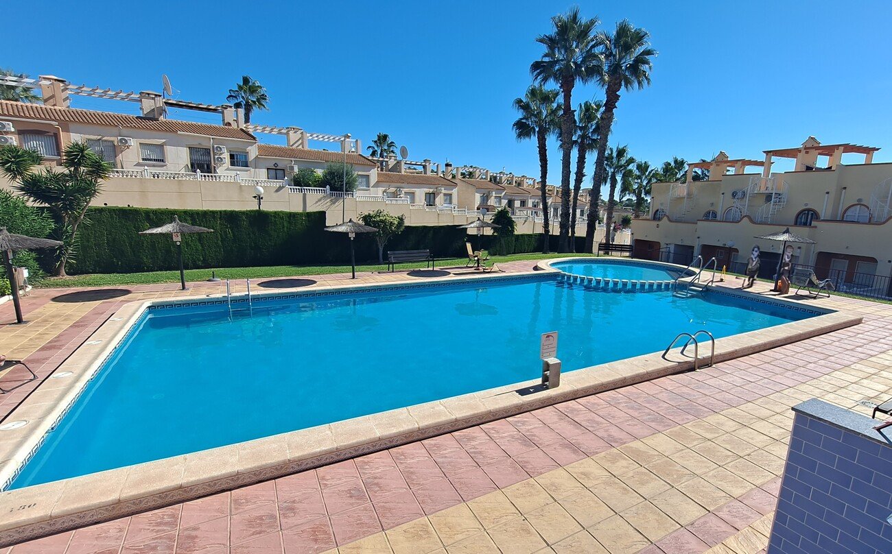 This fabulous renovated 2-bedroom townhouse is ideally situated in the popular Florida Golf community of Villamartin. The property enjoys plenty of