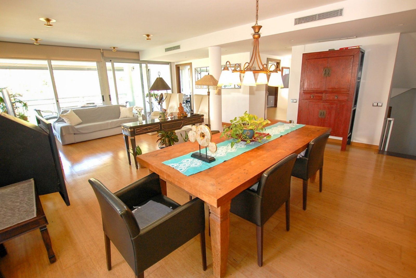 Wunderschöne Villa mit Meerblick in Montgavina, SitgesEingebettet in Montgavina, einem der exklusivsten und begehrtesten Wohnviertel von Sit
