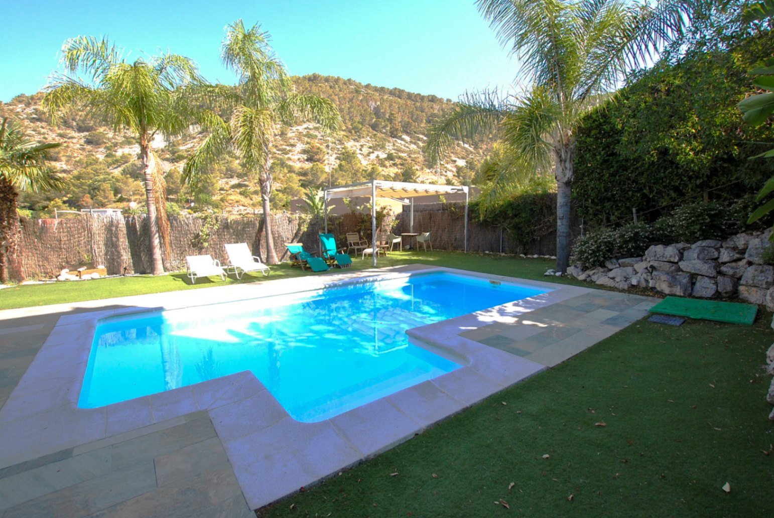 Wunderschöne Villa mit Meerblick in Montgavina, SitgesEingebettet in Montgavina, einem der exklusivsten und begehrtesten Wohnviertel von Sit