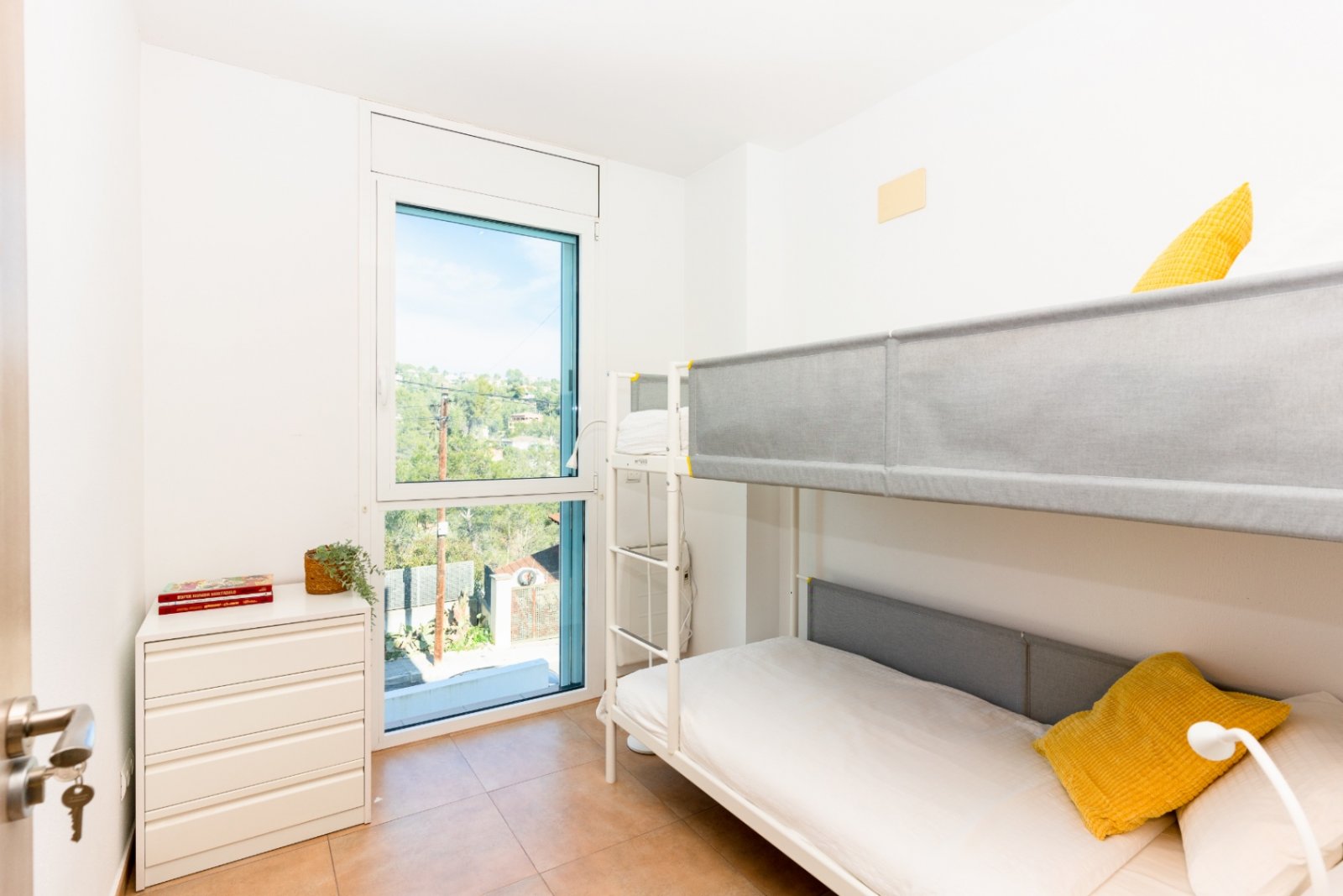 Happy Expat freut sich, diese helle und geräumige Villa in der ruhigen Wohngegend von Las Colinas, Olivella, zu präsentieren, die von der schönen Land
