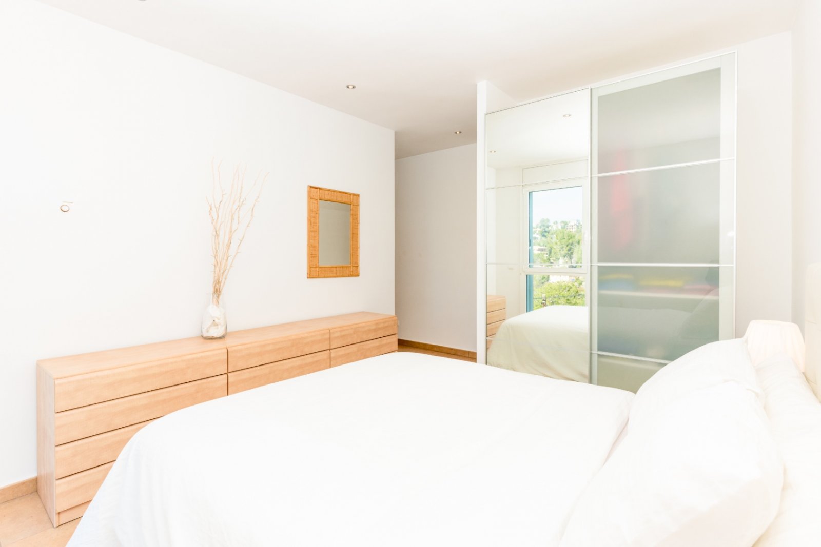 Happy Expat freut sich, diese helle und geräumige Villa in der ruhigen Wohngegend von Las Colinas, Olivella, zu präsentieren, die von der schönen Land