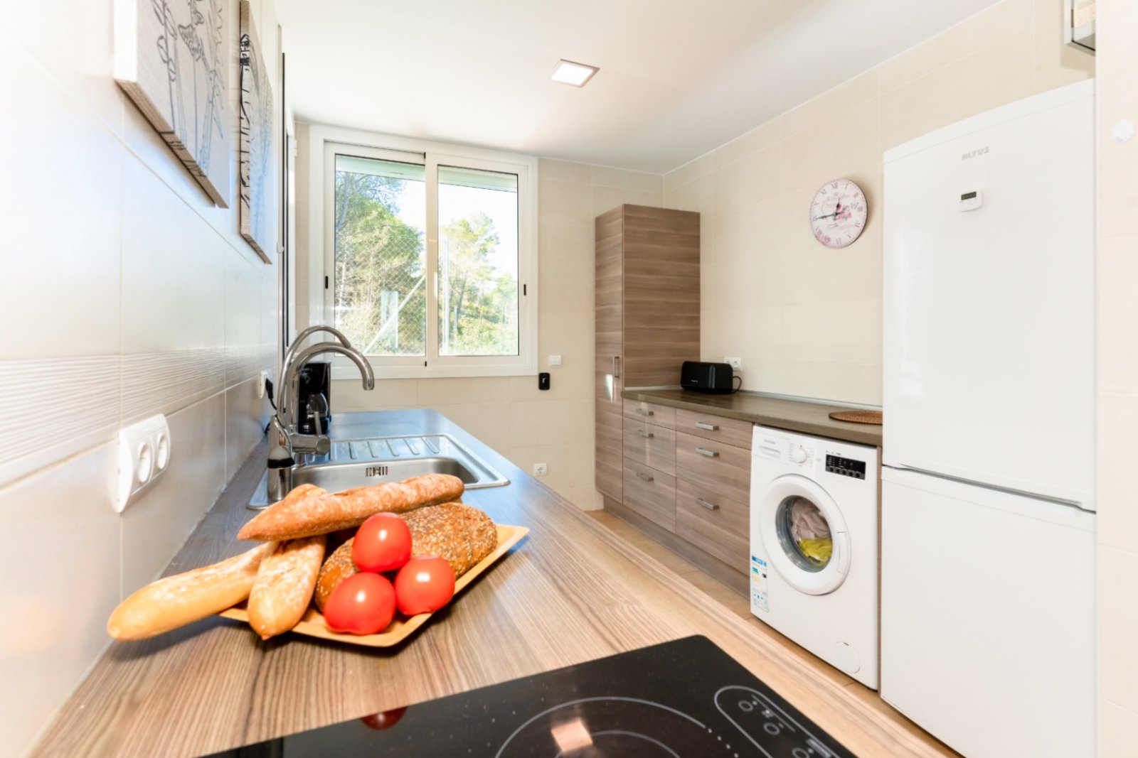Happy Expat freut sich, diese helle und geräumige Villa in der ruhigen Wohngegend von Las Colinas, Olivella, zu präsentieren, die von der schönen Land
