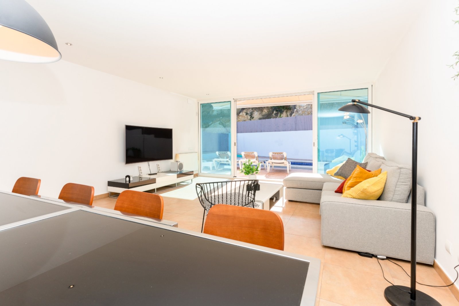 Happy Expat freut sich, diese helle und geräumige Villa in der ruhigen Wohngegend von Las Colinas, Olivella, zu präsentieren, die von der schönen Land