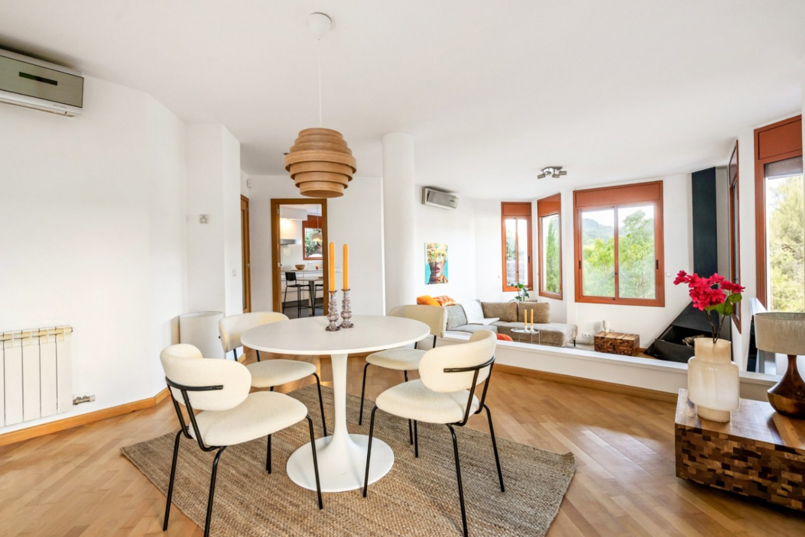 Villa Heidi ist eine charmante und moderne Residenz, die sich in Vallvidrera, einem der grünsten und ruhigsten Viertel Barcelonas, befindet. Vallvidre