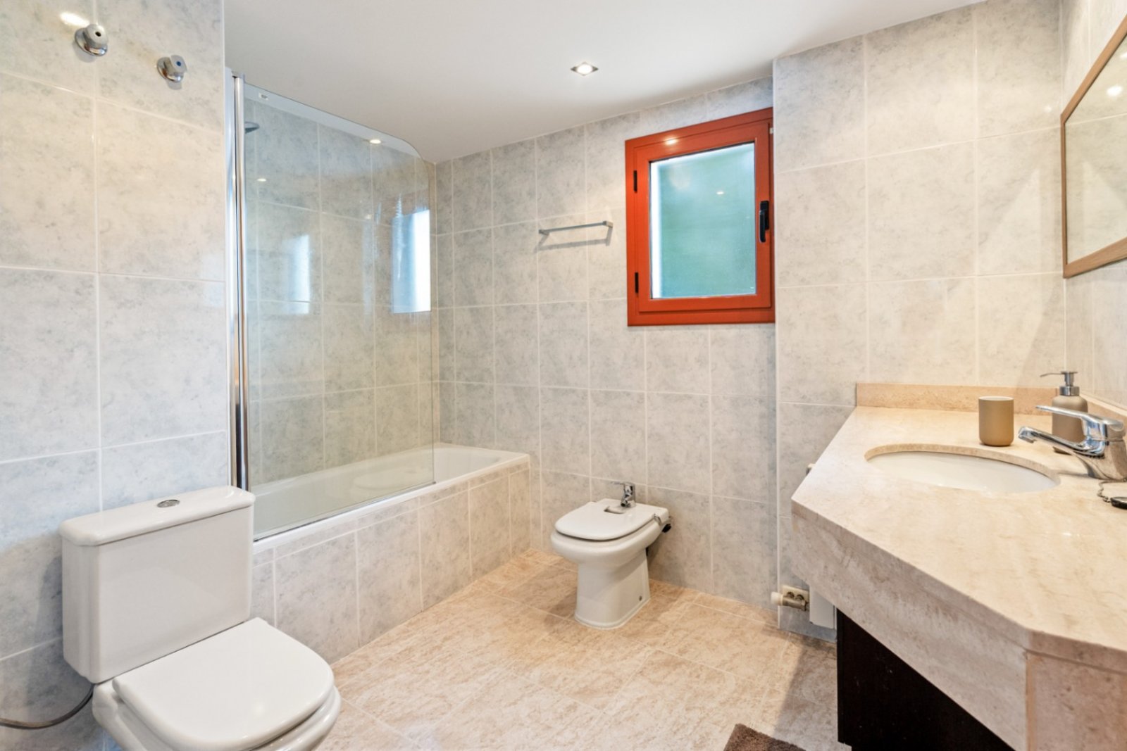Villa Heidi ist eine charmante und moderne Residenz, die sich in Vallvidrera, einem der grünsten und ruhigsten Viertel Barcelonas, befindet. Vallvidre