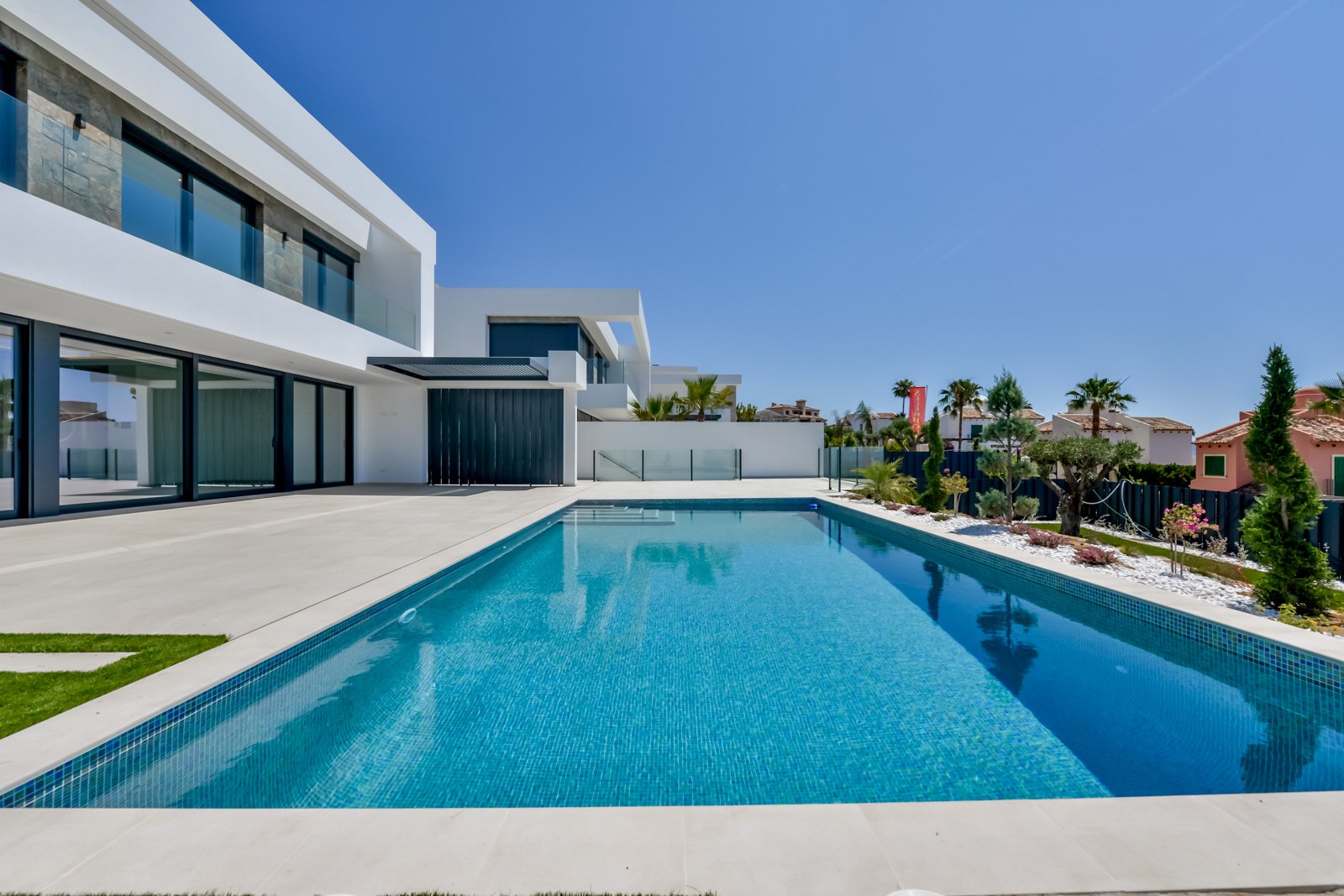  In der prestigeträchtigen Gegend von Golf Bahía gelegen, bieten diese exklusiven Villen ein unvergleichliches Wohnerlebnis. Mit nur drei verfügbaren 