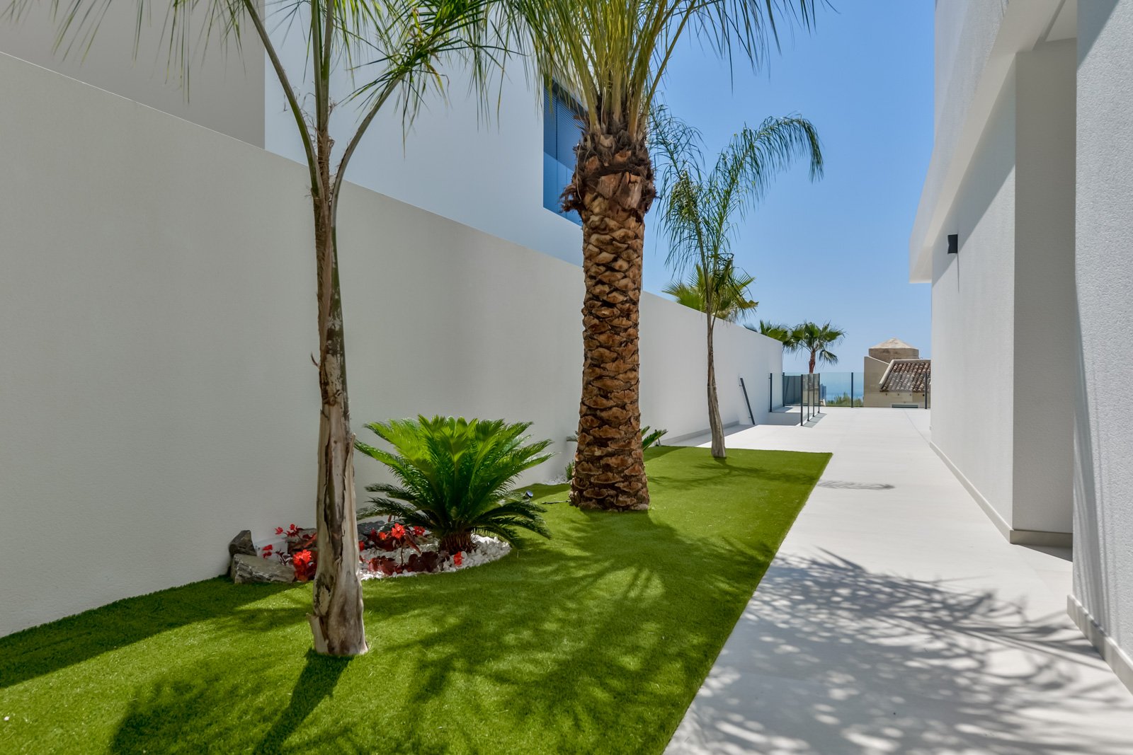  In der prestigeträchtigen Gegend von Golf Bahía gelegen, bieten diese exklusiven Villen ein unvergleichliches Wohnerlebnis. Mit nur drei verfügbaren 