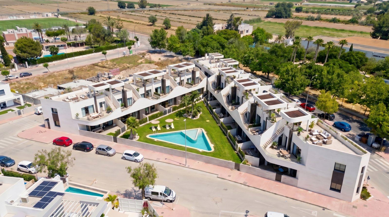  Im charmanten Ort San Fulgencio gelegen, bietet dieser Wohnkomplex eine Auswahl von 12 Bungalows, unterteilt in zwei Typologien: High-Bungalow und Lo