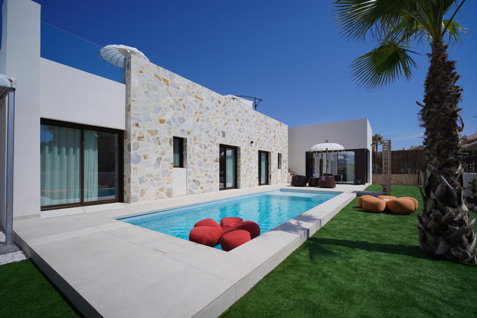 In der prestigeträchtigen Anlage von La Finca Golf gelegen, bietet diese außergewöhnliche freistehende Villa eine herausragende Kombination aus moder