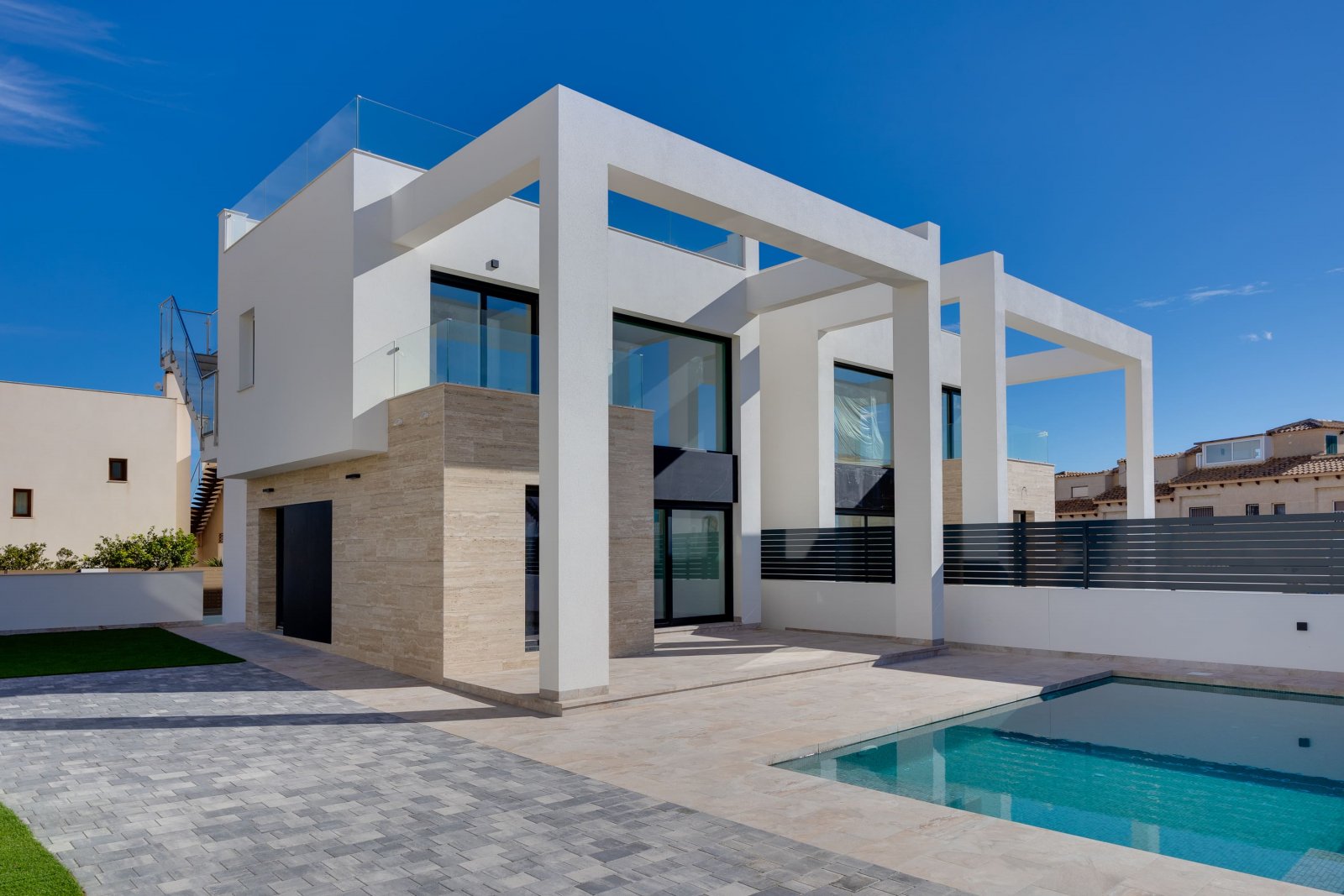 Diese in der charmanten Stadt Torrevieja gelegenen Reihenhäuser bieten eine einzigartige Gelegenheit, das Leben an der Costa Blanca zu genießen. Mit
