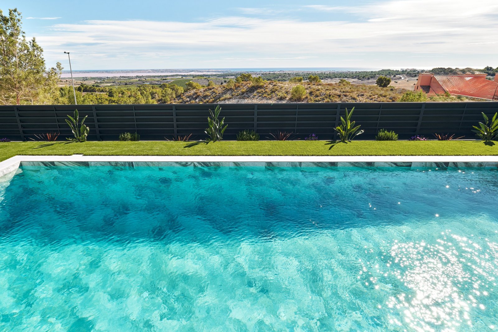 In der charmanten Umgebung von San Miguel de Salinas gelegen, bietet dieser exklusive Wohnkomplex 24 Immobilien, die für diejenigen entworfen wurden,