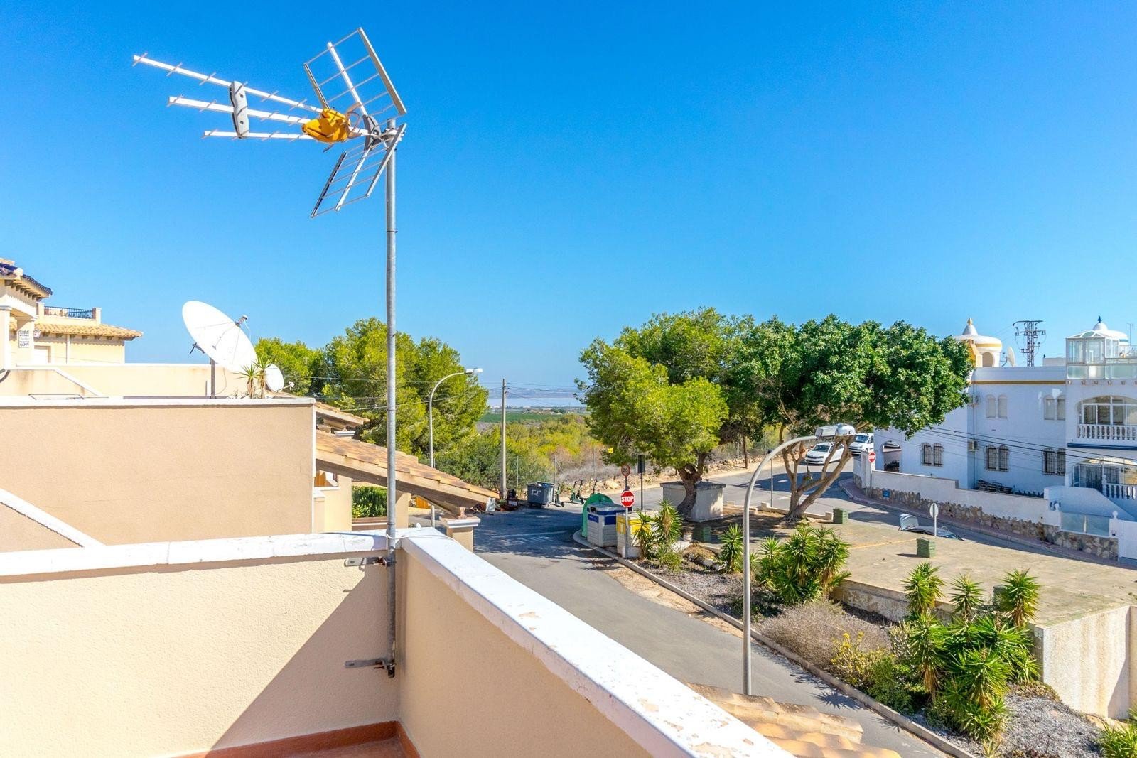 Wir präsentieren Ihnen diese gepflegte, freistehende Villa im begehrten Wohngebiet Blue Lagoon in Villamartin. Das Haus verfügt über 3 Schlafzimmer u
