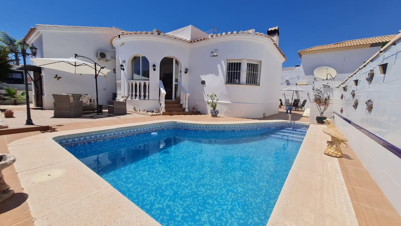 Nestled within the highly desirable residential area of La Florida, Orihuela Costa, this beautifully maintained detached villa offers the perfect co