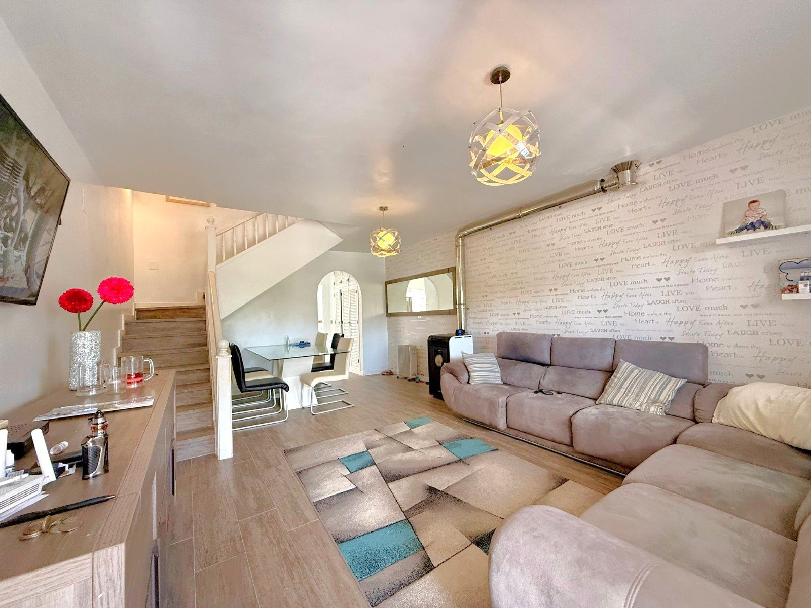 Nicely modernized 3 bed 3 bath townhouse with a large living-dining room, a separate kitchen with access to the private garden in a south facing pos