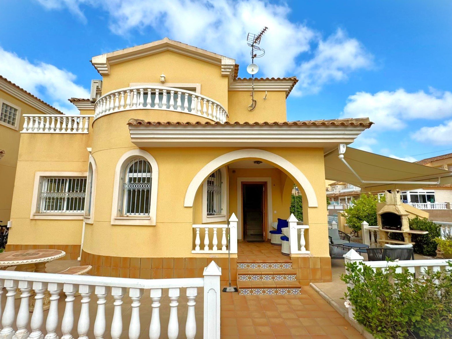 Well maintained and well distributed detached villa at 250m distance from the popular La Fuente Commercial centre
The 110m2 (approx..) pro