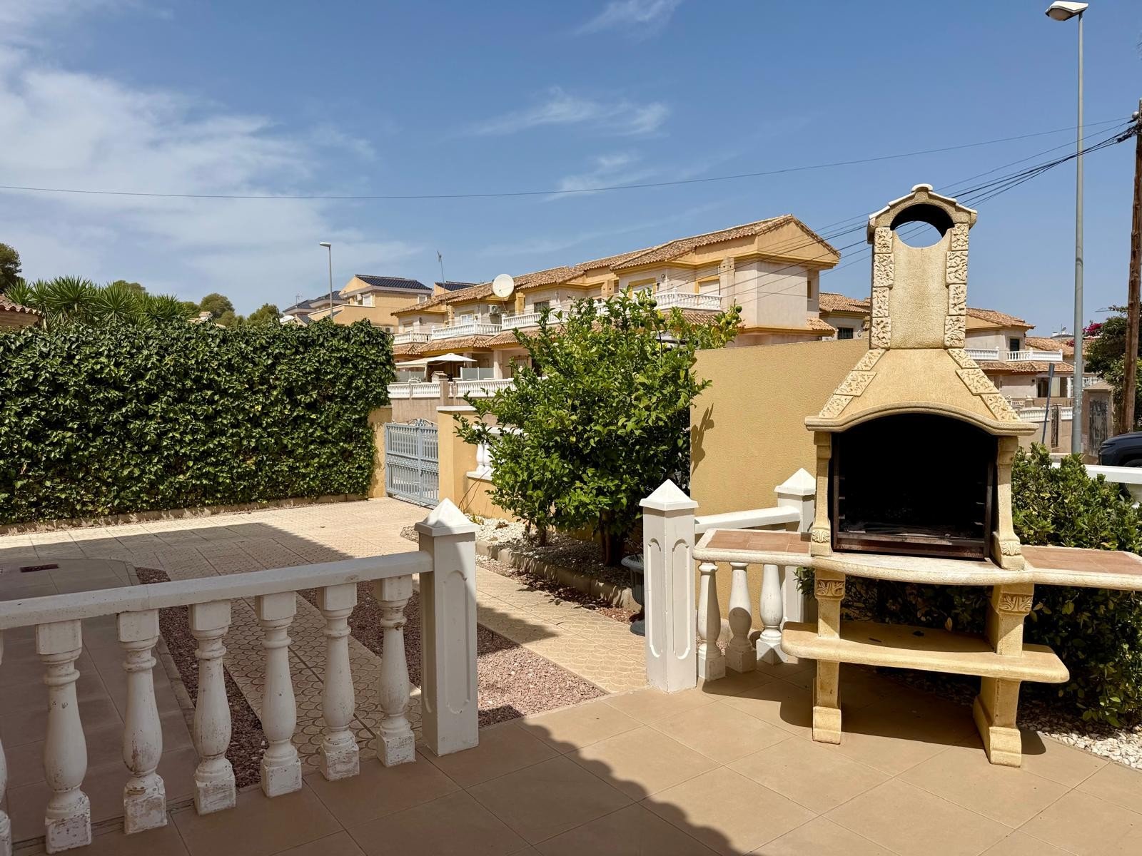 Well maintained and well distributed detached villa at 250m distance from the popular La Fuente Commercial centre
The 110m2 (approx..) pro