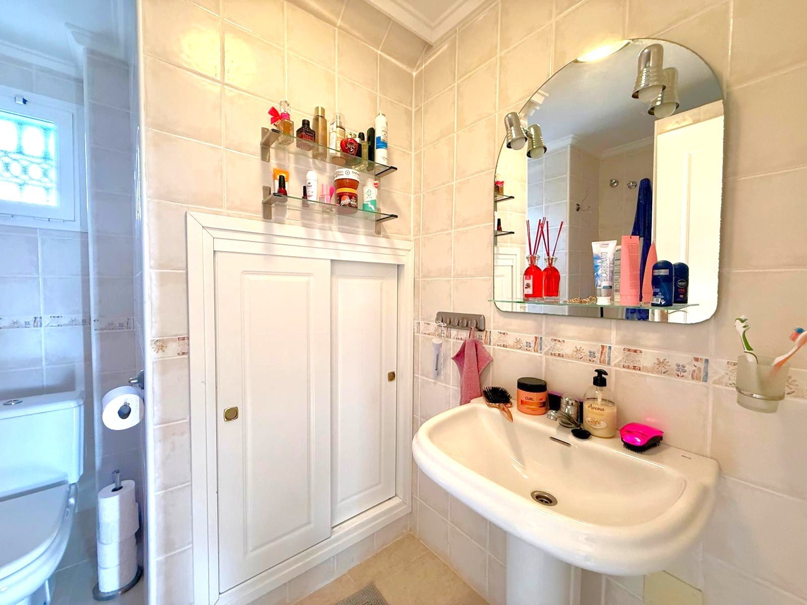 Well maintained and well distributed detached villa at 250m distance from the popular La Fuente Commercial centre
The 110m2 (approx..) pro