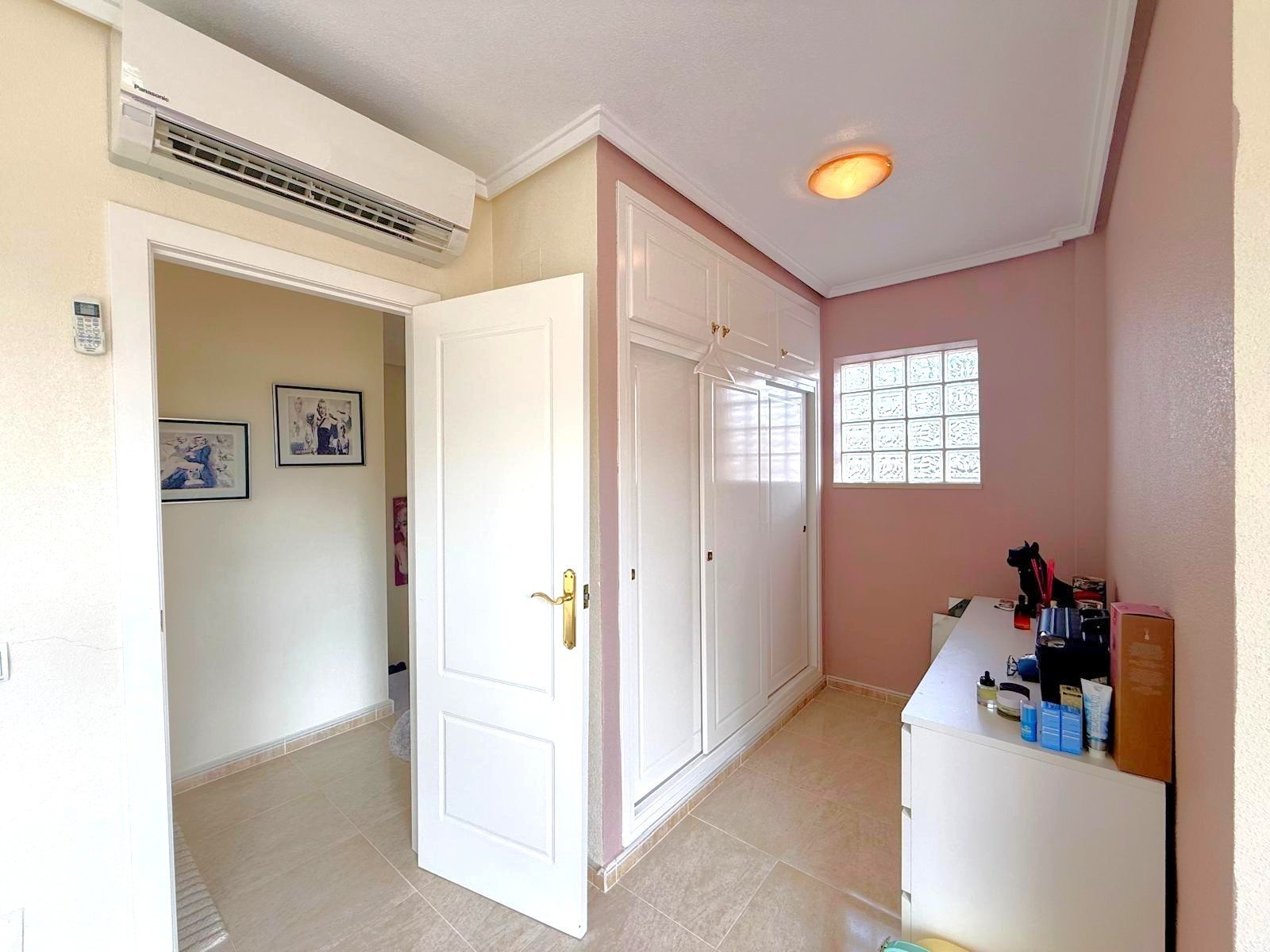 Well maintained and well distributed detached villa at 250m distance from the popular La Fuente Commercial centre
The 110m2 (approx..) pro