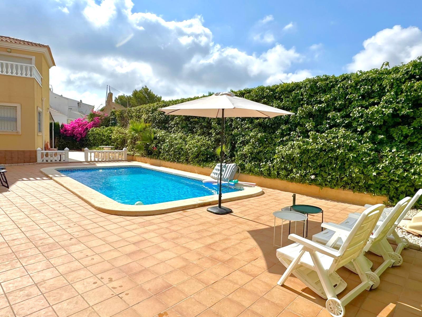 Well maintained and well distributed detached villa at 250m distance from the popular La Fuente Commercial centre
The 110m2 (approx..) pro