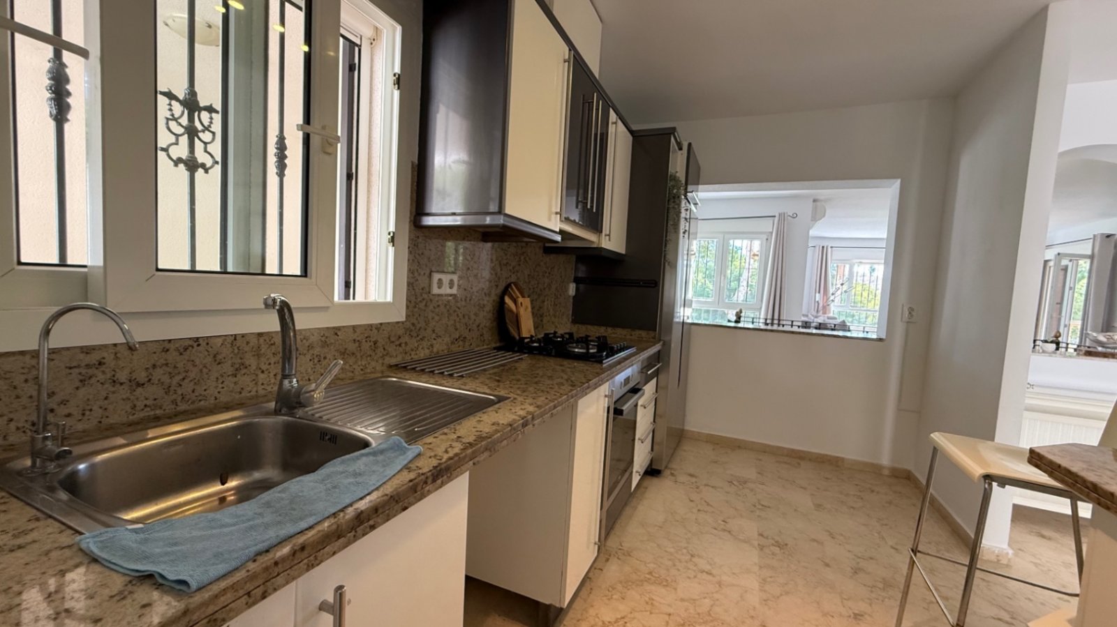 Große freistehende Villa mit 4 Schlafzimmern, 2 Bädern in erster Reihe zum Las Ramblas Golfplatz.
Diese sehr gut gepflegte Villa verfügt au