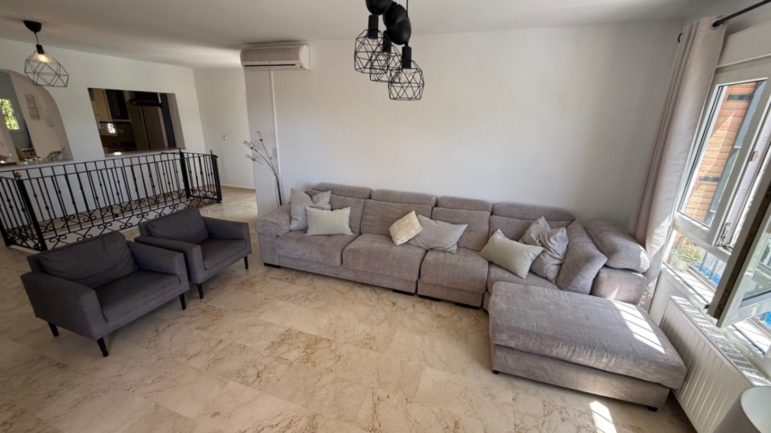 Große freistehende Villa mit 4 Schlafzimmern, 2 Bädern in erster Reihe zum Las Ramblas Golfplatz.
Diese sehr gut gepflegte Villa verfügt au