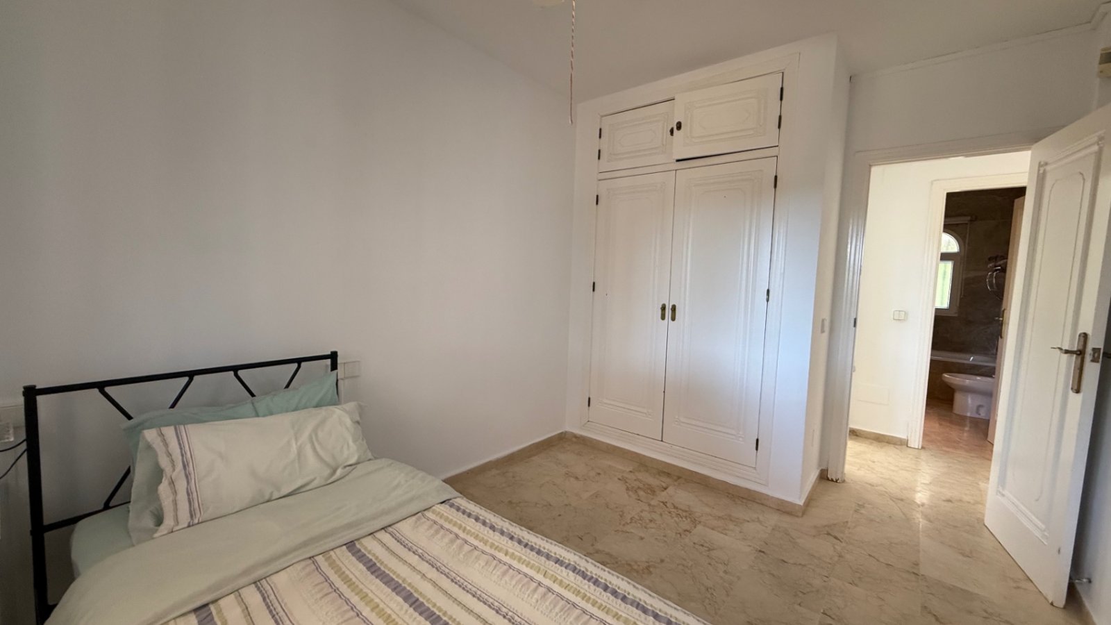 Große freistehende Villa mit 4 Schlafzimmern, 2 Bädern in erster Reihe zum Las Ramblas Golfplatz.
Diese sehr gut gepflegte Villa verfügt au