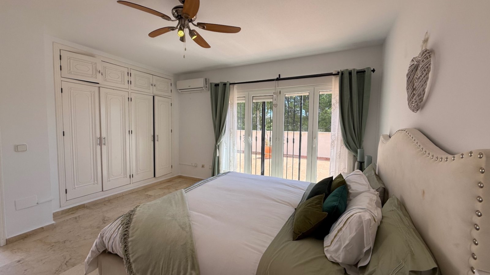 Große freistehende Villa mit 4 Schlafzimmern, 2 Bädern in erster Reihe zum Las Ramblas Golfplatz.
Diese sehr gut gepflegte Villa verfügt au