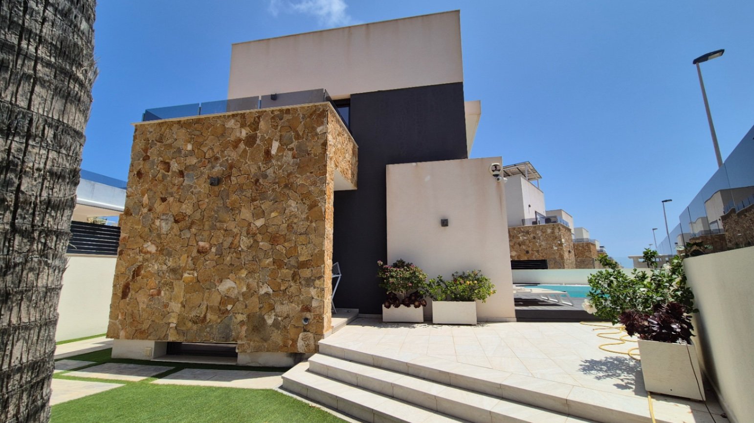 Moderne Villa mit privatem Schwimmbad und Parkplatz abseits der Straße.

Diese Immobilie besteht im Erdgeschoss aus einem