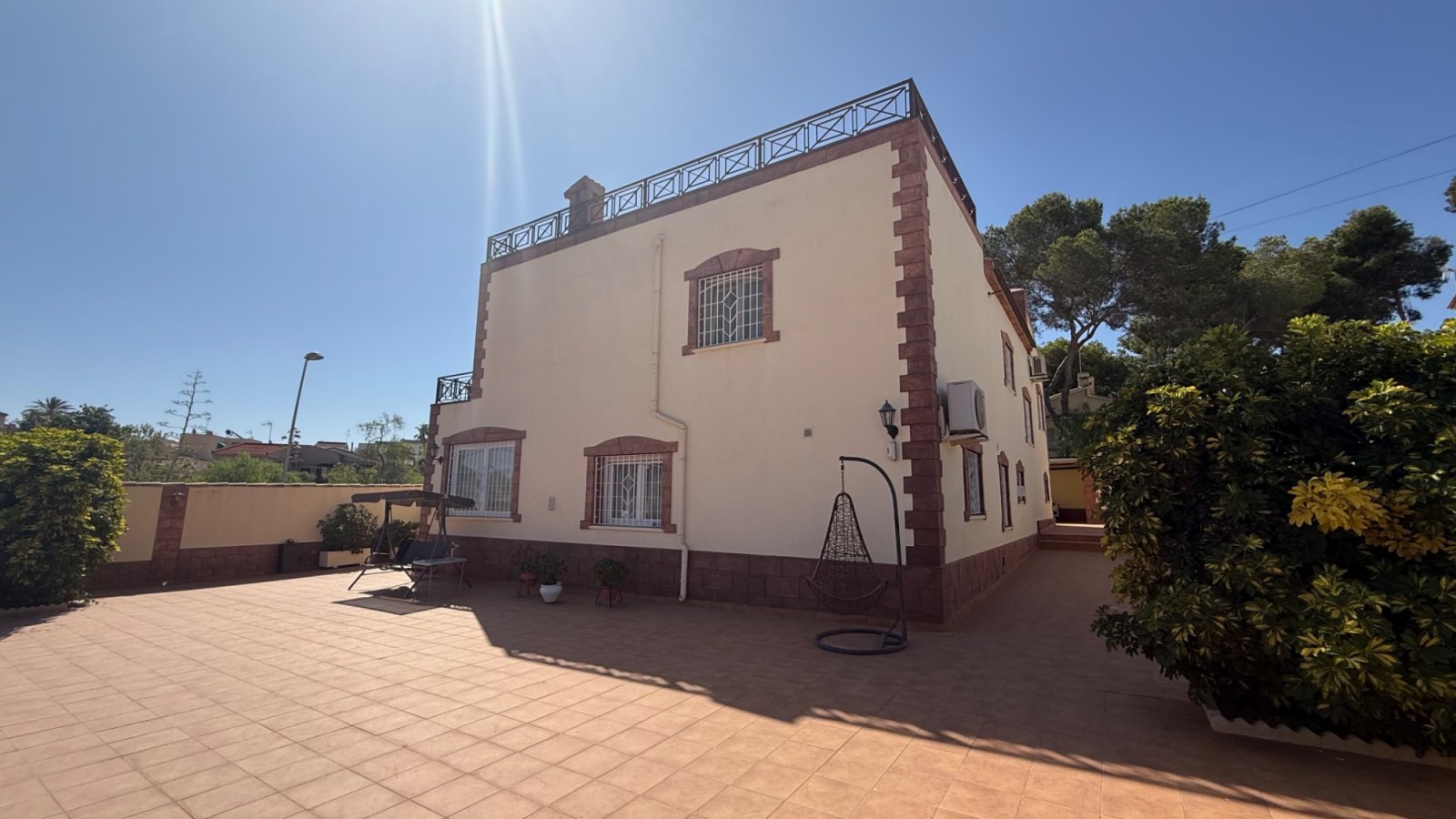 Makellose 7-Schlafzimmer-Villa mit Salzwasserpool in Los Balcones

Entdecken Sie diese außergewöhnliche, komplett renovier