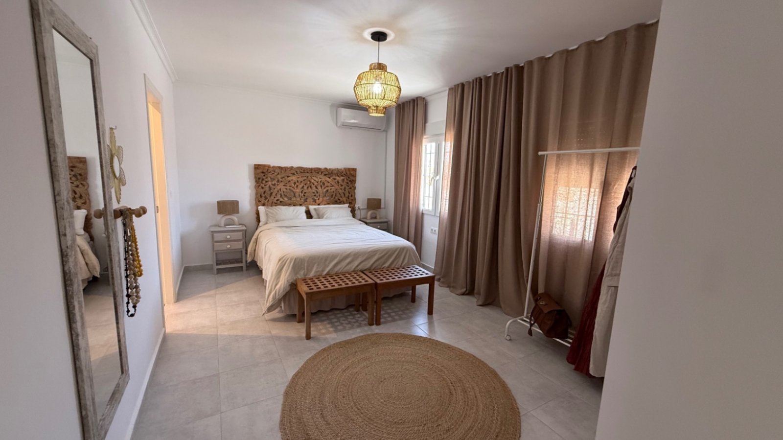 Wir präsentieren Ihnen diese wunderschön gestaltete Villa mit drei Schlafzimmern und zwei Badezimmern, die ideal gelegen ist im begehrten Viertel El