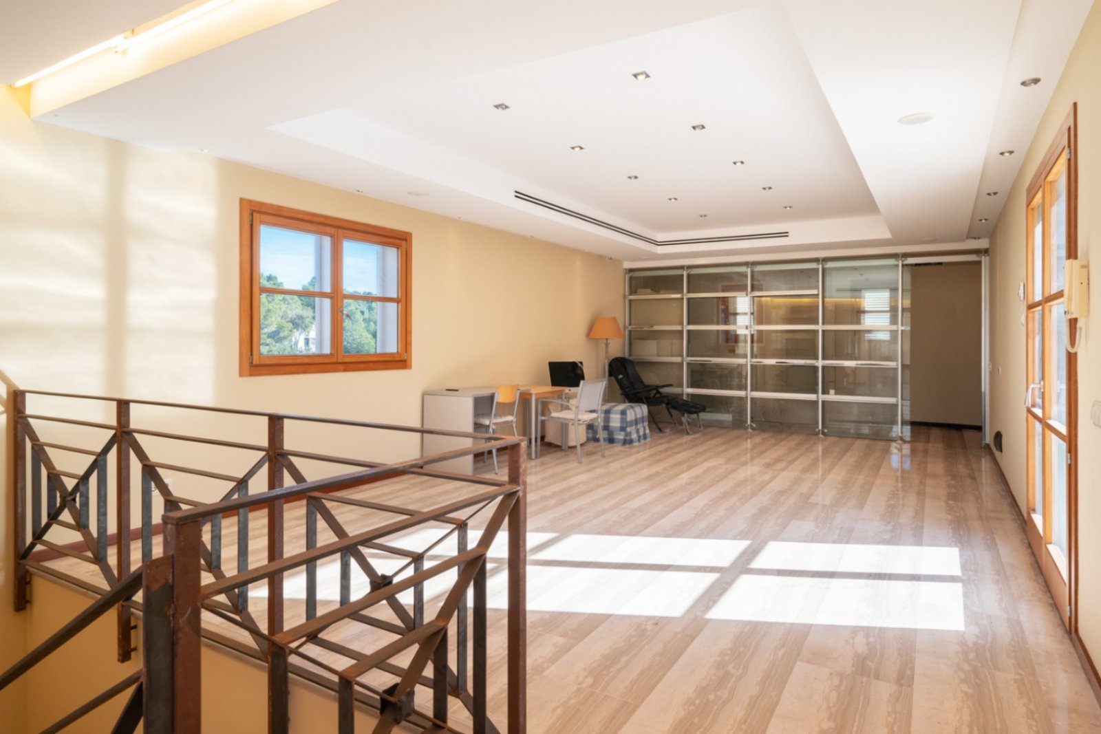 Dieses geräumige Zuhause verfügt über 5 Schlafzimmer und 3 Badezimmer und bietet atemberaubende Bergblicke von jeder Ebene.
Die Immobilie i